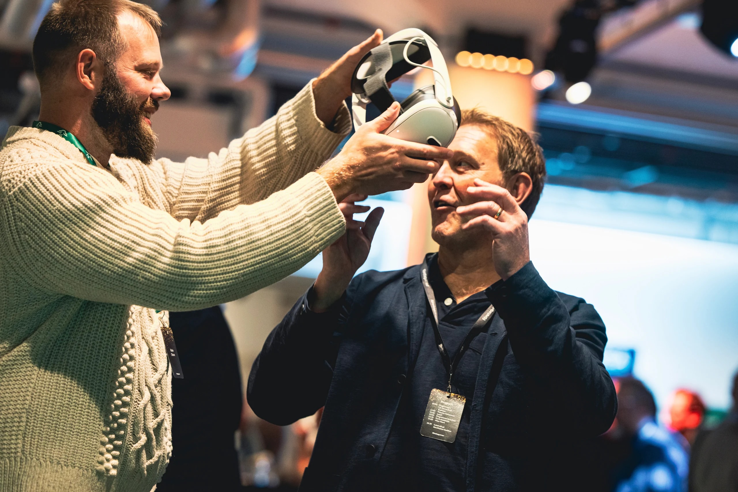 A guest trying Tidsresan with guidance from the Centari team